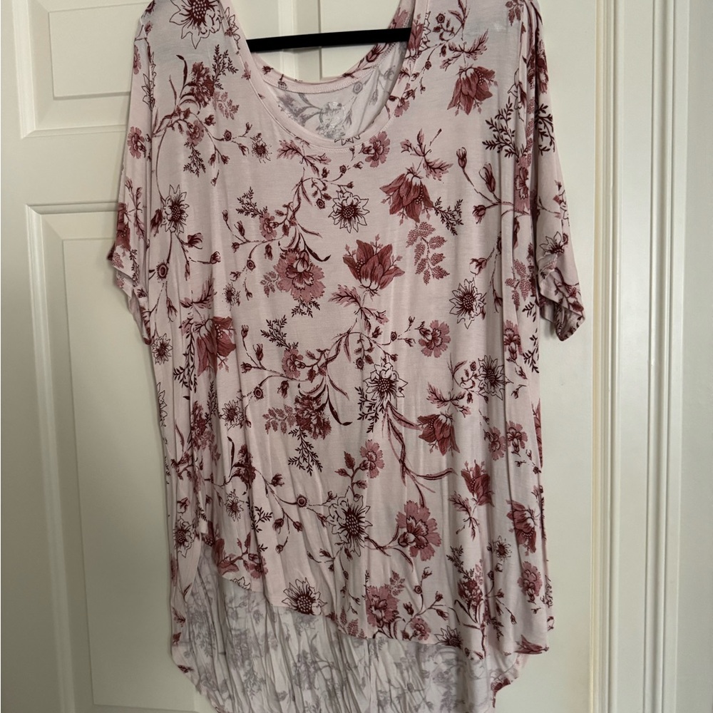 Maurices Dusty Rose Floral Scoop Neck Short Sleeve Tee